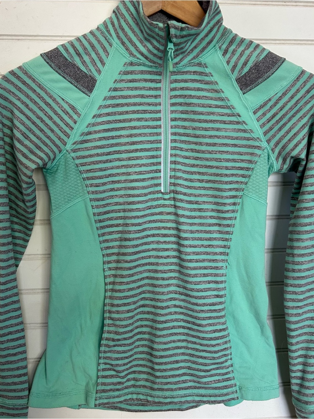 IVIVVA by LULULEMON girls size 10 pullover